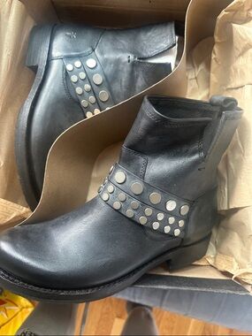 FRYE Veronica Stud Bootie in black, women’s size 7.5 leather bootie